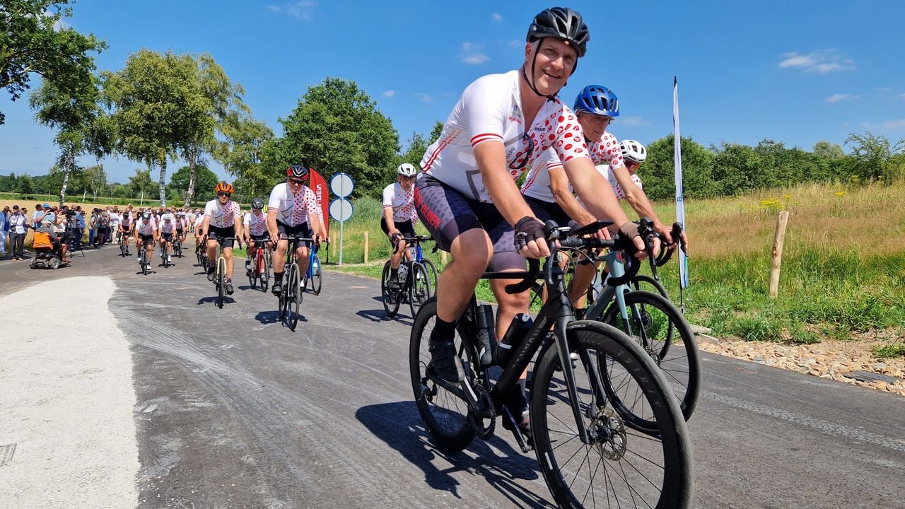 De eerste wielrenners aan de voet van de Vlagheideberg (foto: Tom Berkers).