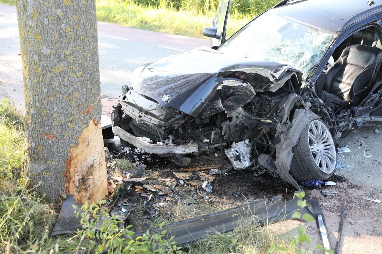 Auto botst tegen boom in Nieuwe-Vossemeer (foto: Christian Traets/Persbureau Heitink).