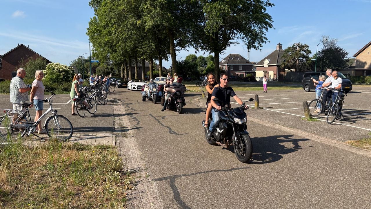 Van motoren tot trikes, oldtimes en tractors, de inwoners van Oploo hadden genoeg te bekijken vrijdagochtend (foto: Ruud Ritzen).