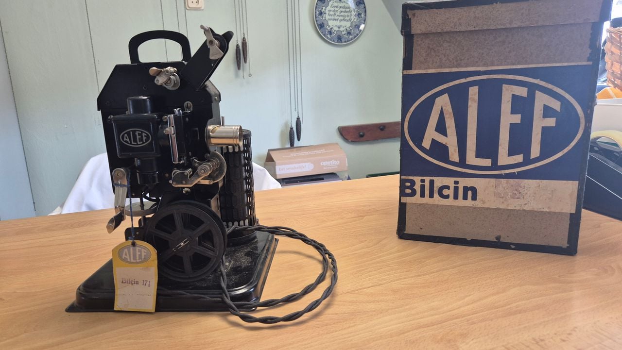 De Alef Bilcin filmprojector uit 1930 met originele doos en kartonnen label (foto: Ruud Hoetmer).