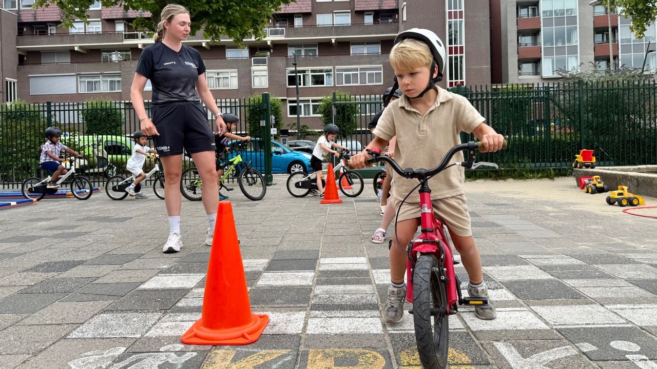 Tessa Looyschelder geeft als fietscoach les aan de kleuters (foto: Erik Peeters)