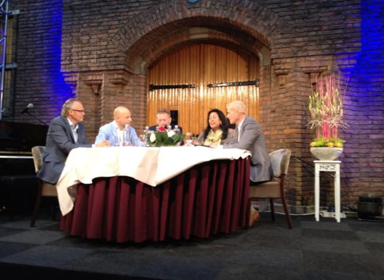 Van Esch (tweede van links) en Hoffmann (vierde van links) tijdens een bijeenkomst in 2013 (Foto: Facebook).