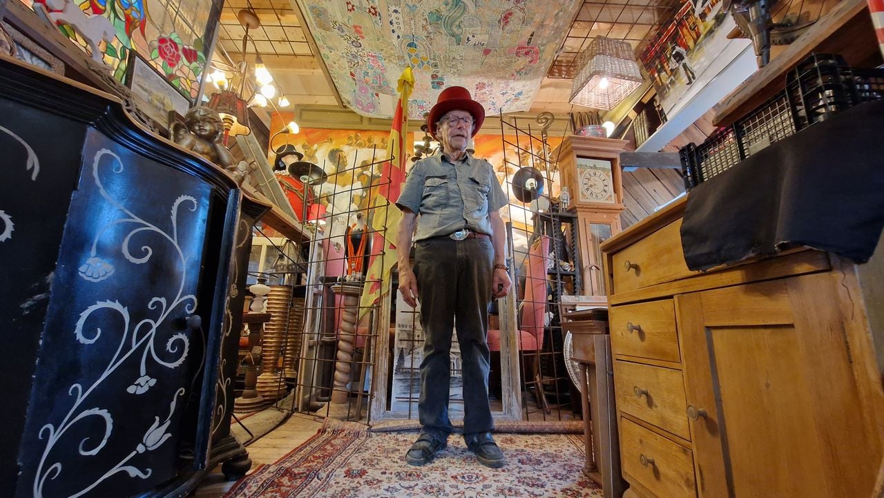 Theo op een van zijn zolders vol met spullen (foto: Tom Berkers).