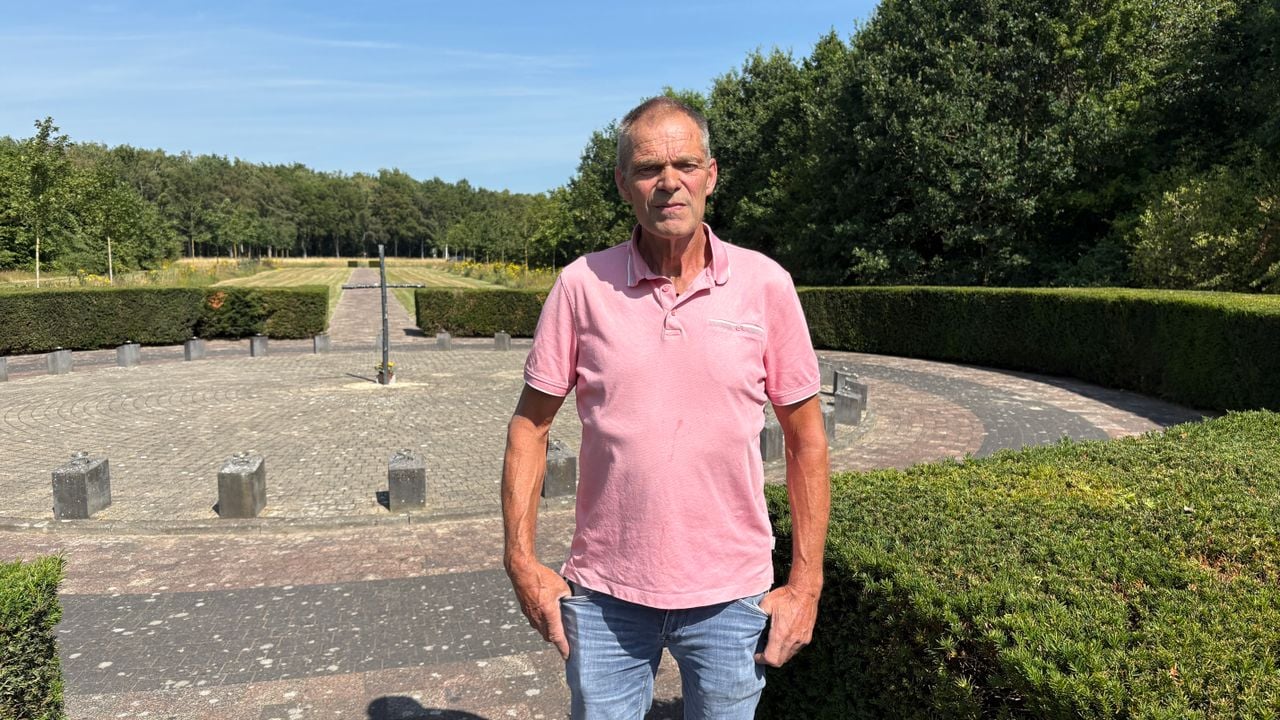 Ooggetuige Ad Raaijmakers bij het monument op Vliegbasis Eindhoven (foto: Rogier van Son). 