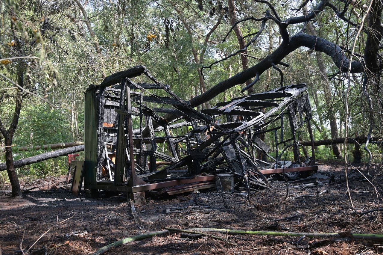 Brand in bosgebied bij Rijsbergen, schuur volledig uitgebrand (foto: Perry Roovers / Persbureau Heitink).