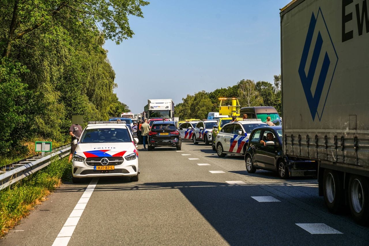 Verkeer moest onder politiebegeleiding omdraaien (foto: Dave Hendriks / Persbureau Heitink).