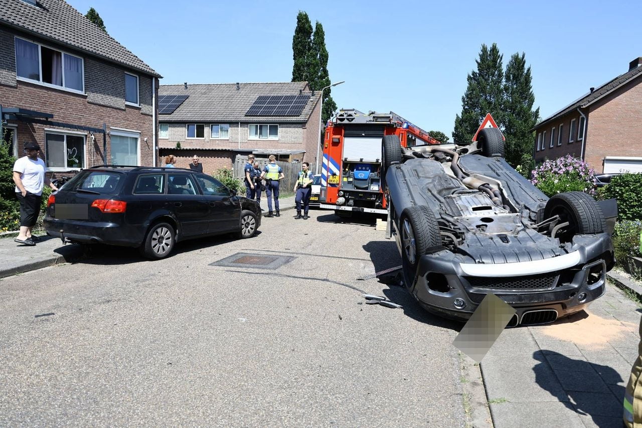 Waarom de bestuurder gevlucht is, is niet duidelijk (foto: Saskia Kusters / Persbureau Heitink).