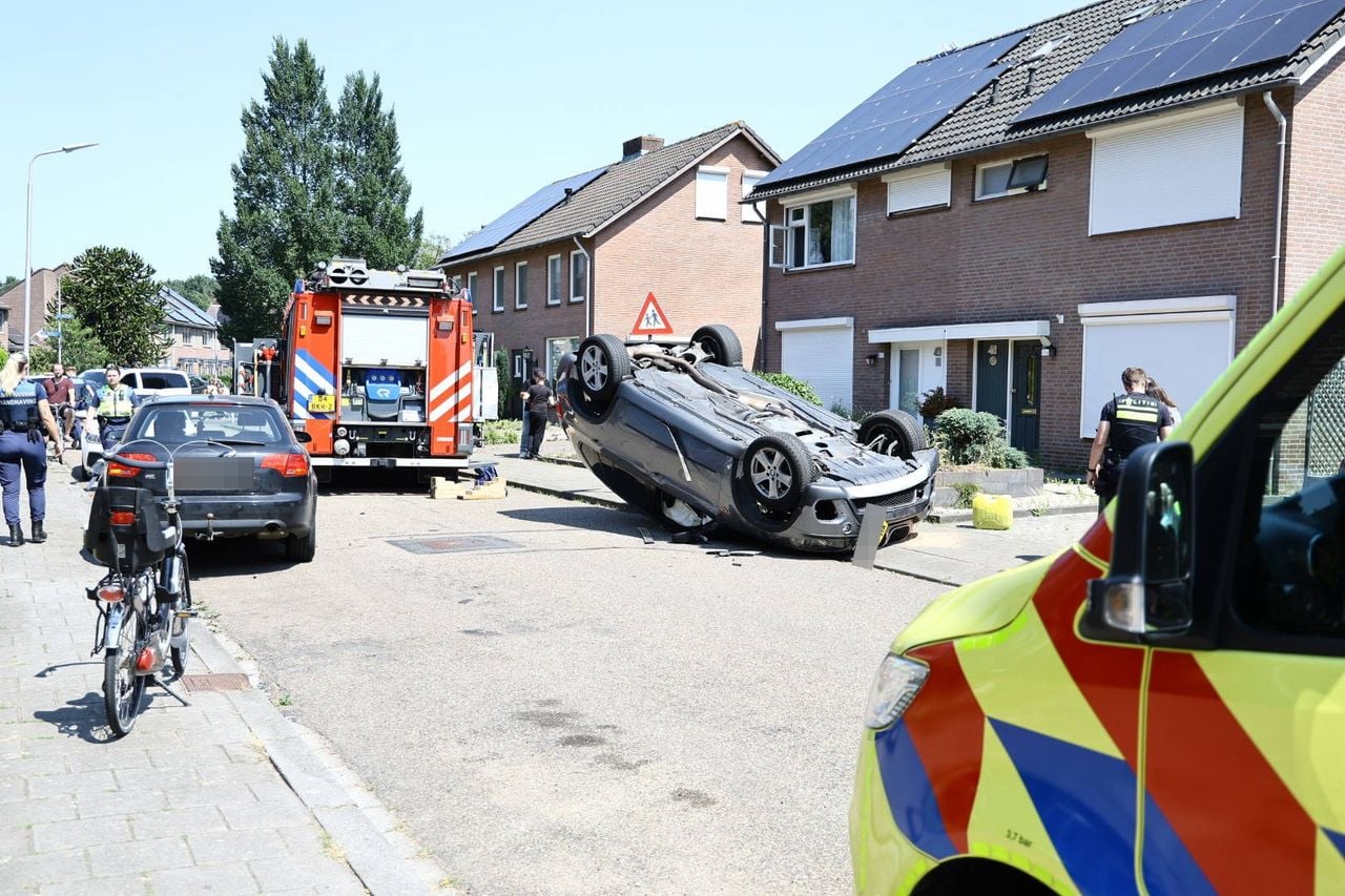 De bijrijder is naar het ziekenhuis gebracht (foto: Saskia Kusters / Persbureau Heitink).