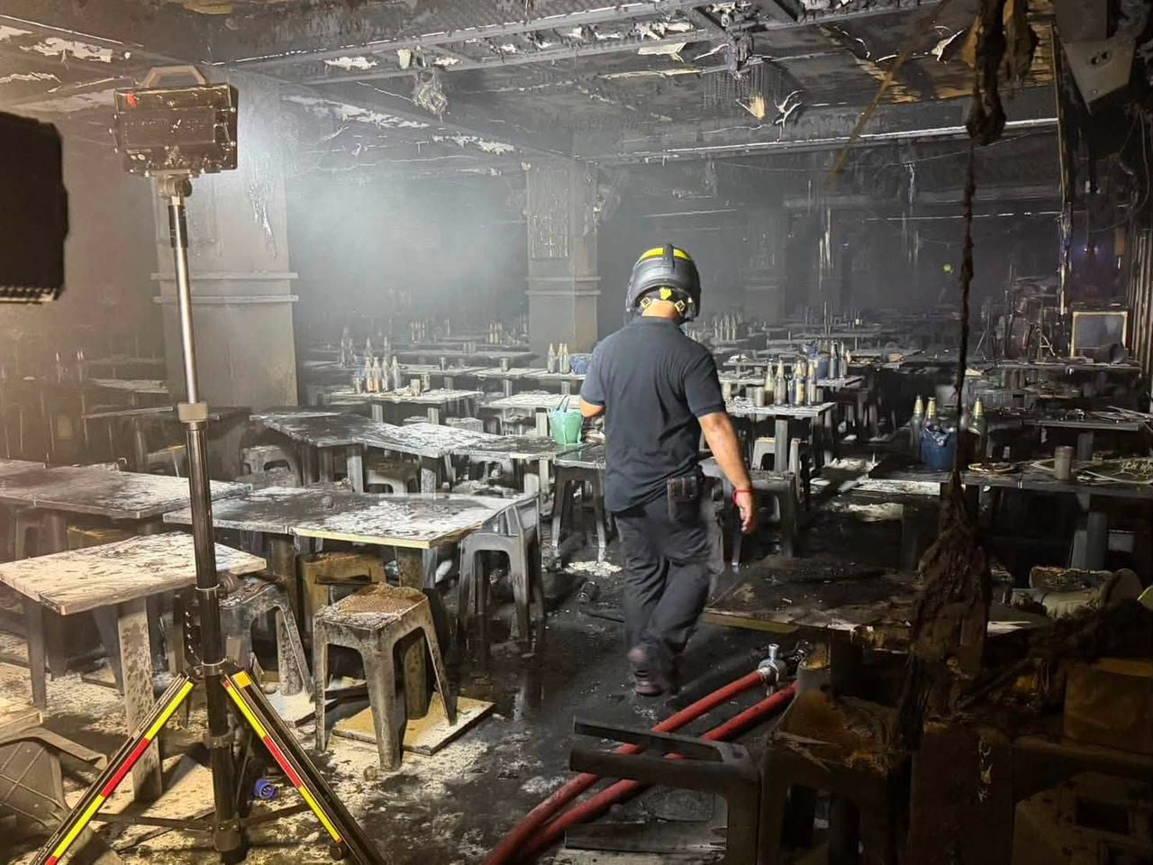 Resten van het café in Bangkok waar de fatale brand uitbrak (foto: Fire & Rescue Thailand).