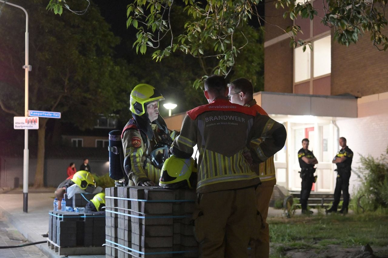 Brand verwoest appartement in Roosendaal (foto: Perry Roovers/Persbureau Heitink)