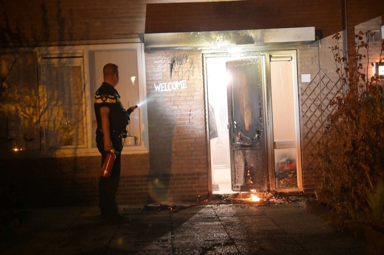 Brand breekt uit bij huis in Etten-Leur (foto: Perry Roovers/Persbureau Heitink).