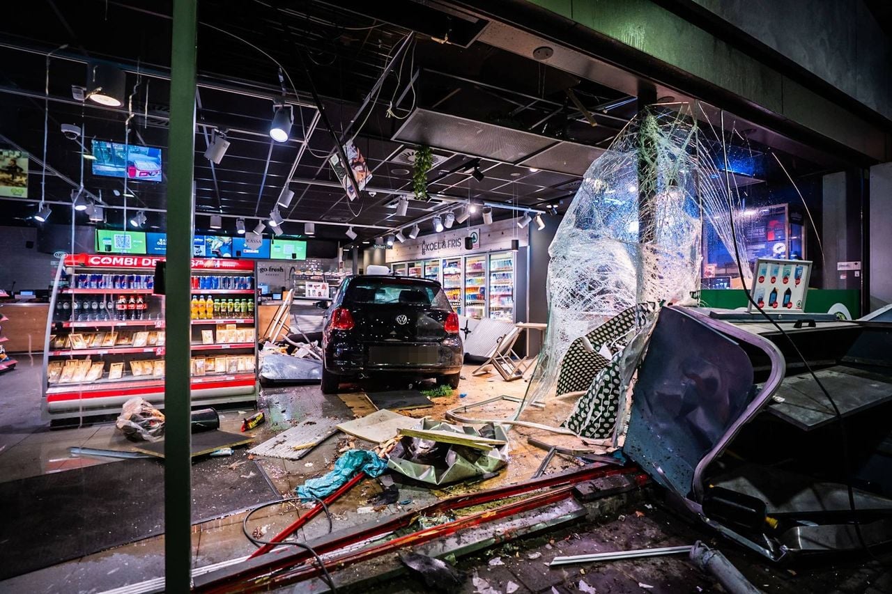 Een inzittende is gewond naar het ziekenhuis gebracht (foto: Roland Heitink / Persbureau Heitink).