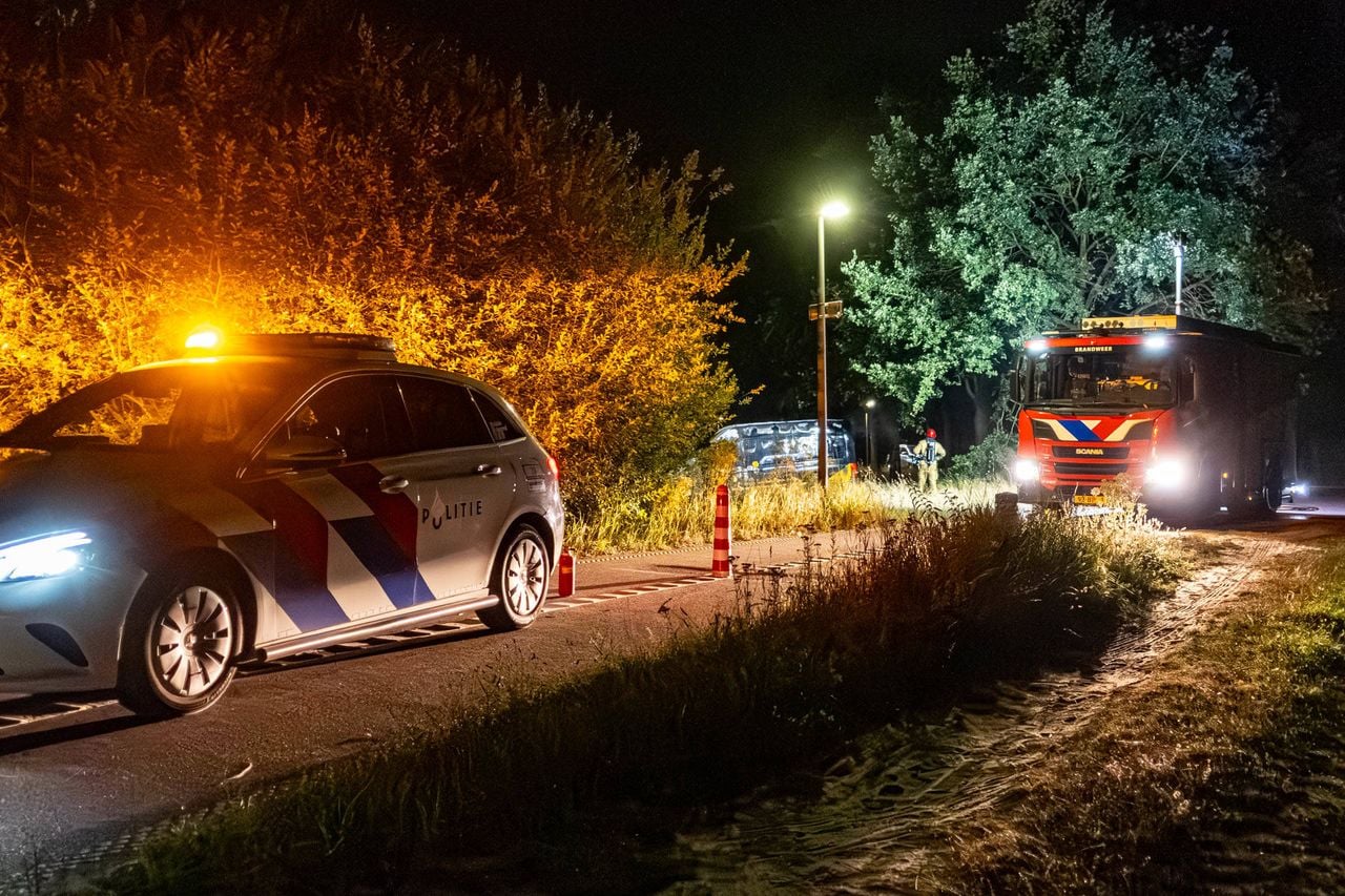 Bestelbus brand op een vreemde plaats (foto: Harrie Grijseels / Persbureau Heitink).