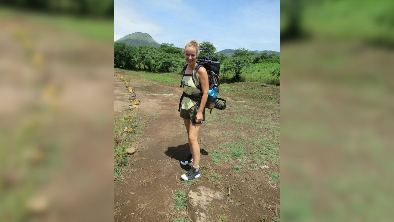Lindie op avontuur, met de backpack (foto: privé)