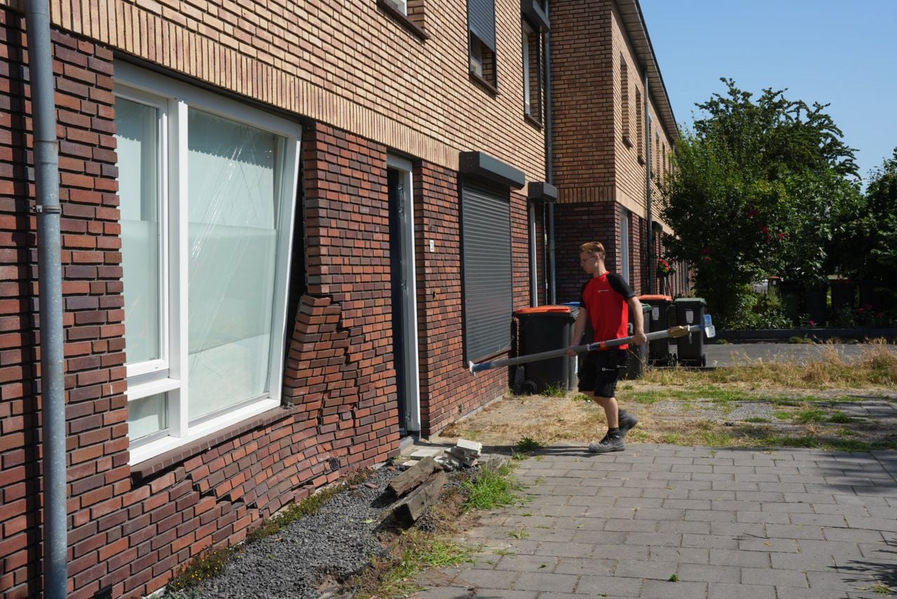 Auto botst tegen huis en richt veel schade aan (foto: Erik Haverhals/Persbureau Heitink).