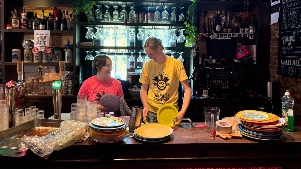 De bar in de restanten van het kasteel in Deurne (foto: Alice van der Plas).
