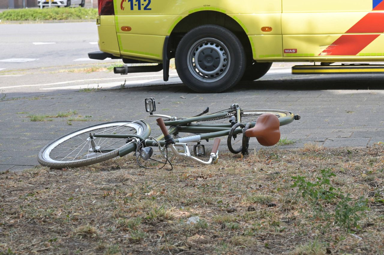 Auto botst op fietser in Breda (foto: Perry Roovers / Persbureau Heitink).