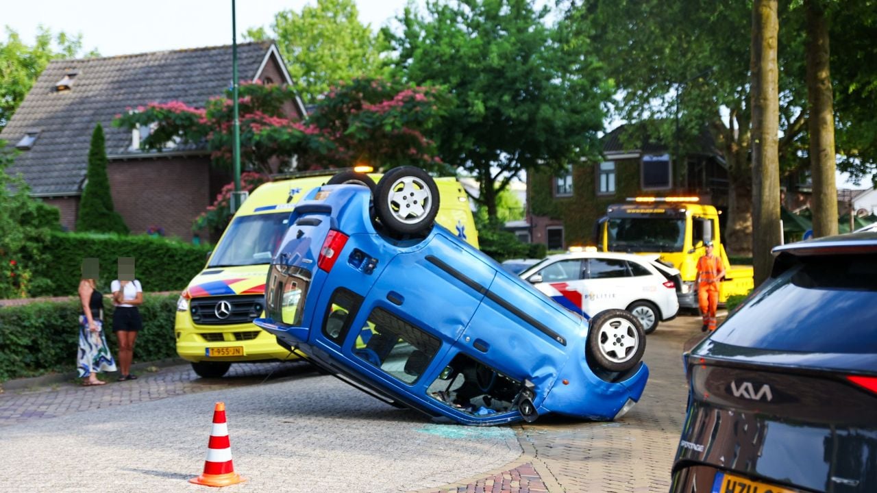 Auto belandt ondersteboven na botsing op kruising (foto: Addy smits / Persbureau Heitink).