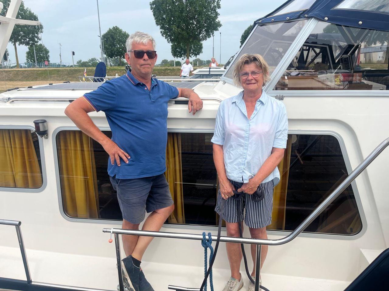 Marton en Carlo in de drukke sluis in Lithoijen. (foto: Floortje Steigenga)