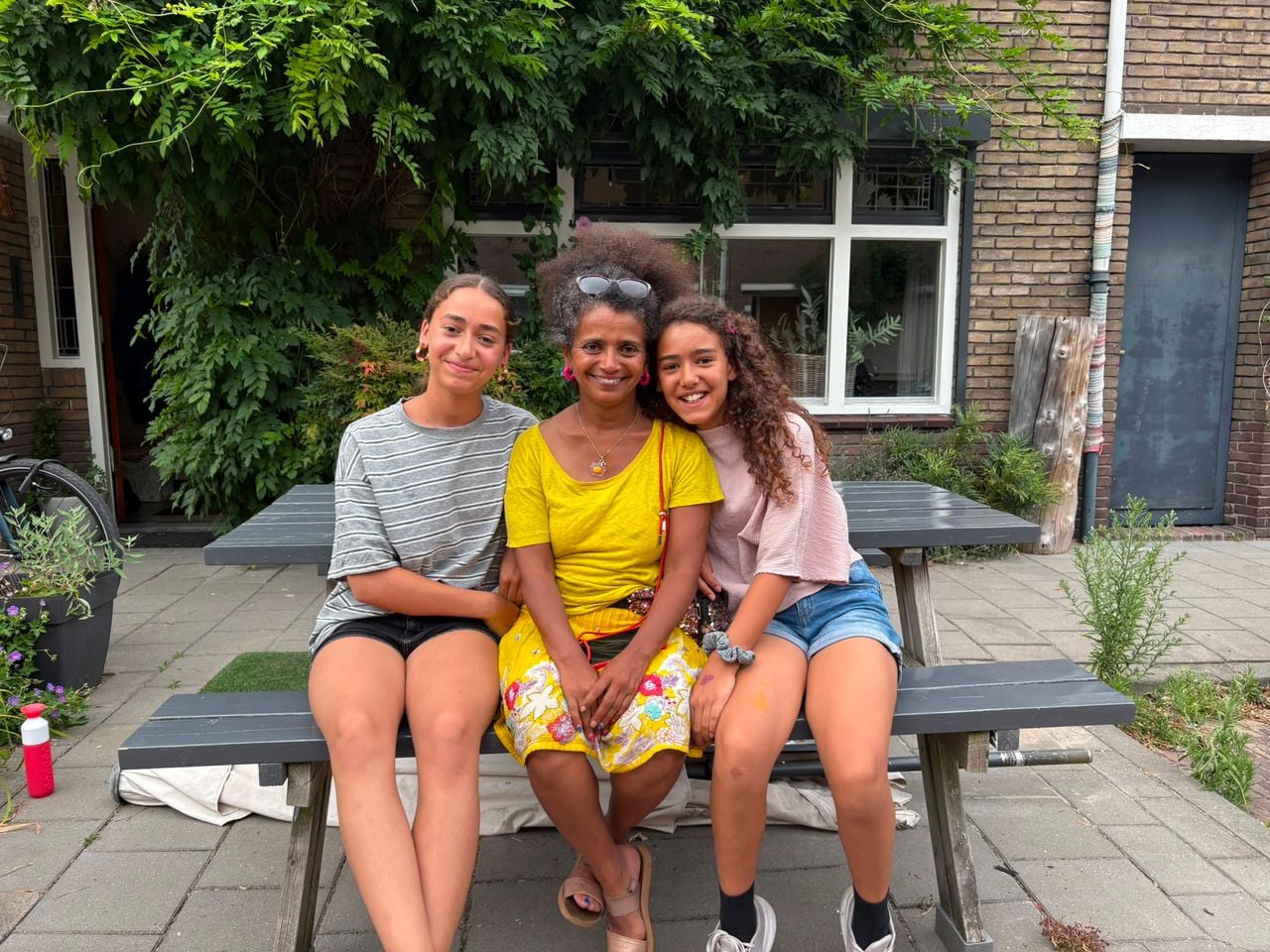 Tegest Pecht-Guido met links haar dochter Efia en rechts dochter Joni (foto: Omroep Brabant).