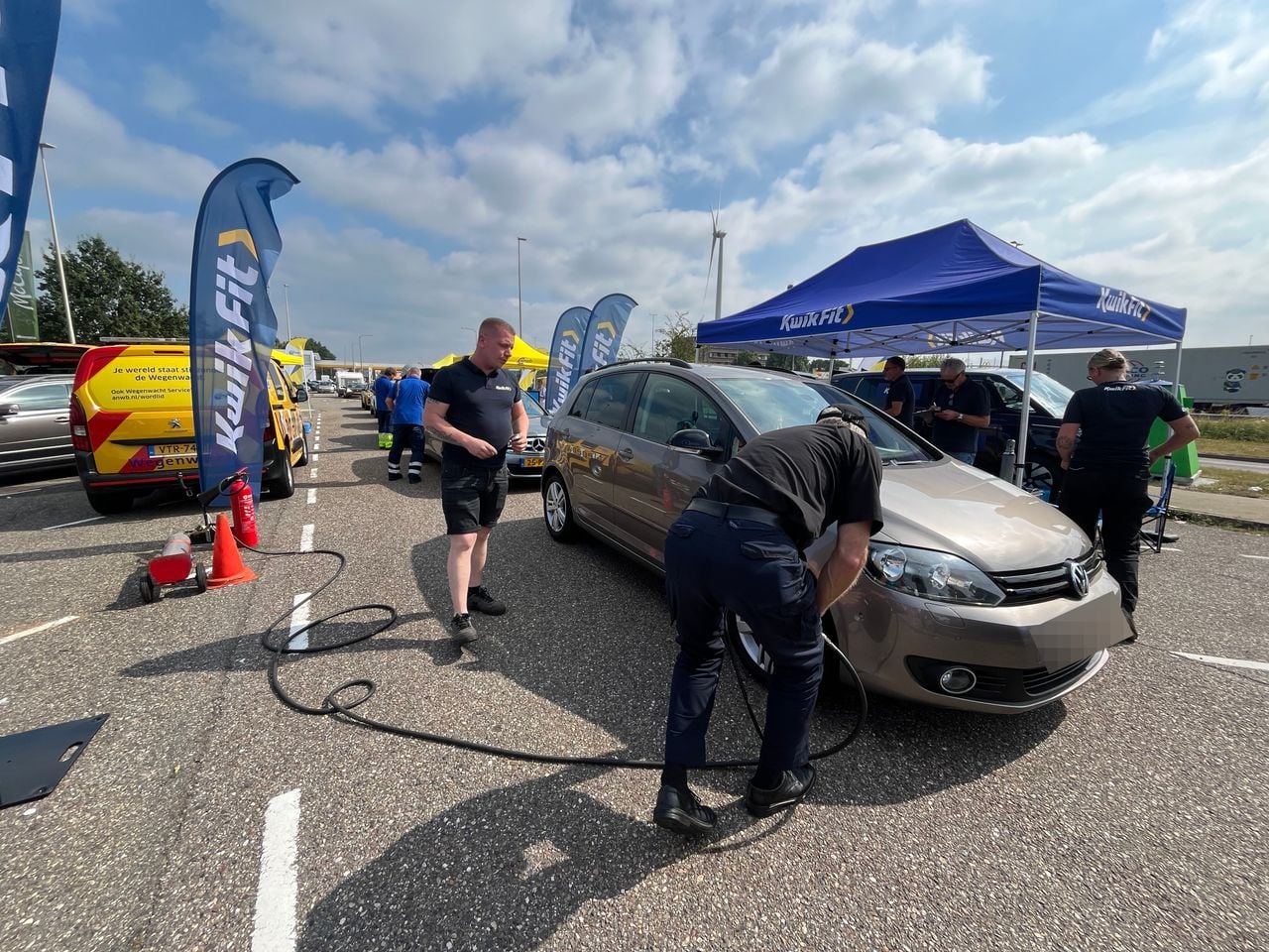 Bij de zomercheck worden ook alle banden gecontroleerd (foto: Floortje Steigenga).