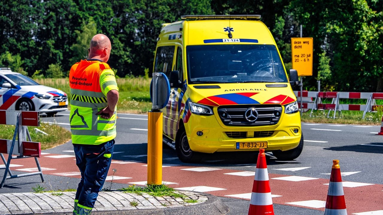Auto's botsen op elkaar op kruispunt in Sint-Oedenrode (foto: Lucas Lammers/Persbureau Heitink).