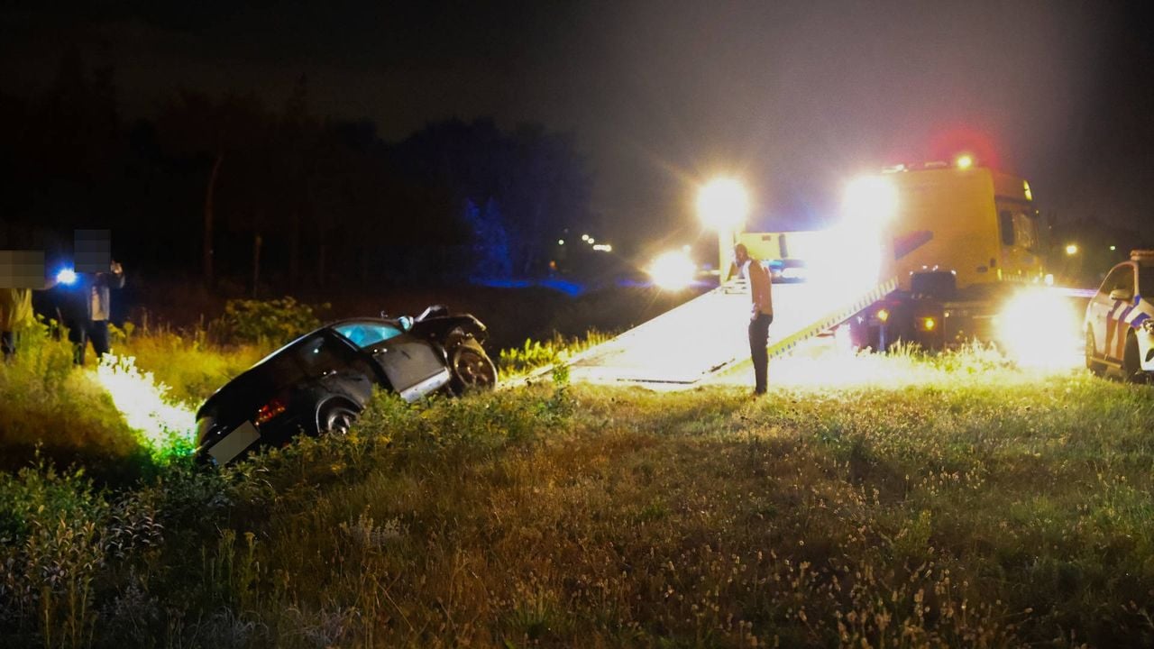 De auto belandde in de sloot (foto: Persbureau Heitink).