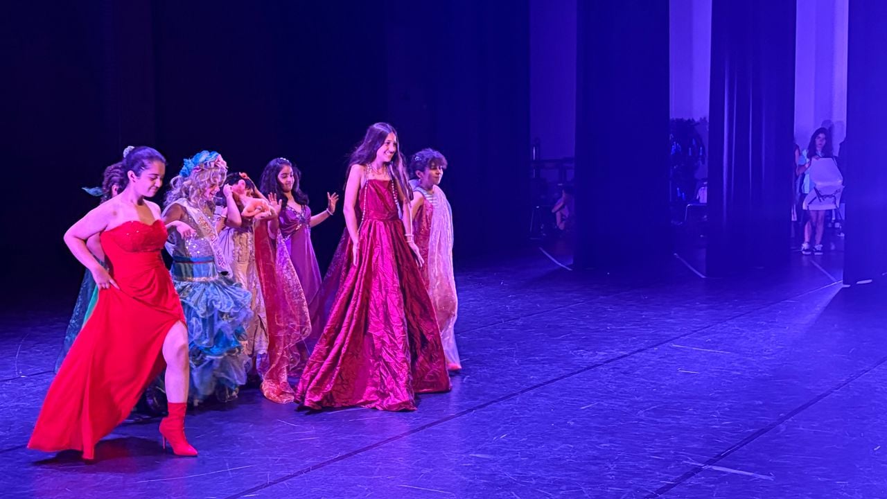 Tulfania (rechtsvoor) straalde toen ze op het podium stond (Foto: Imke van de Laar)