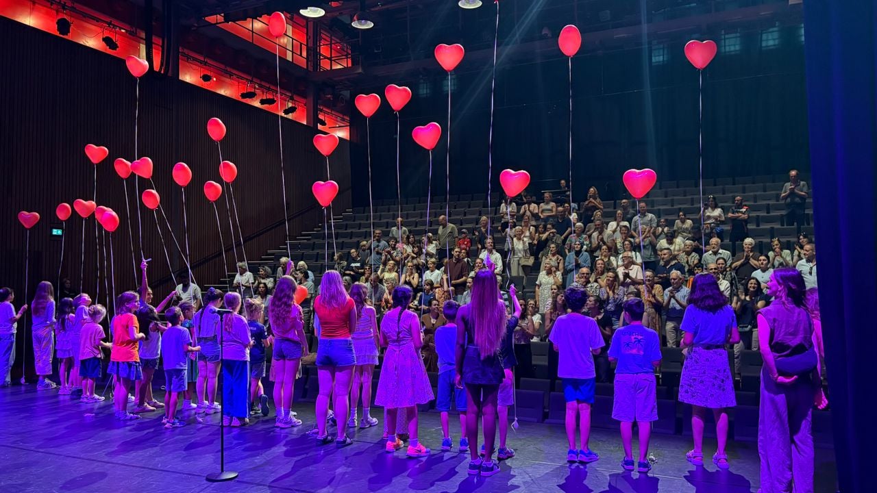 De kinderen kregen luid applaus na afloop van de voorstelling (Foto: Imke van de Laar)
