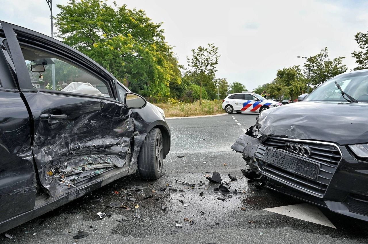 Twee auto's botsen op elkaar in Diessen (foto: Toby de Kort/Persbureau Heitink).