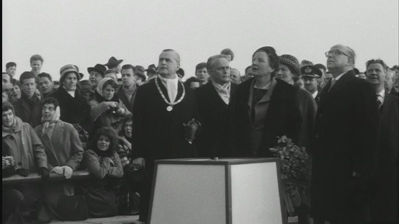 Koningin Juliana tijdens de opening van de Merwedebrug (archiefmateriaal)