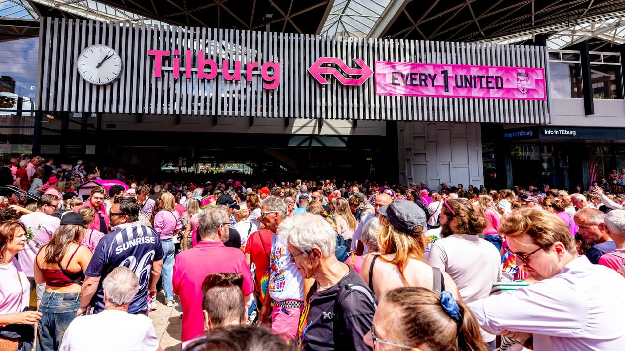 De Roze Maandag Express arriveert in Tilburg (foto: EYE4IMAGES - Caroline van Leusden).