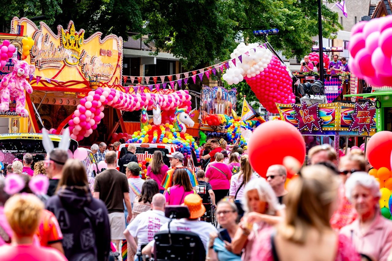 De Pride Walk door de Tilburgse Kermis (foto: EYE4IMAGES - Caroline van Leusden).