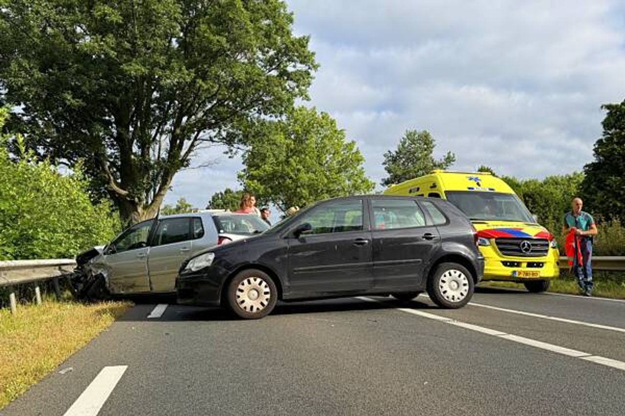 Drie auto's botsen in Erp (foto: AS Media).