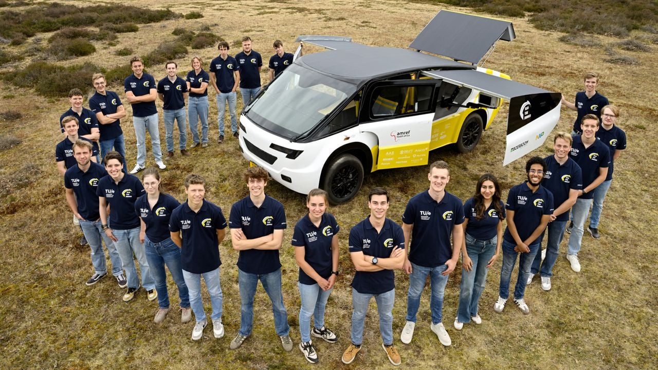 De studenten van het Solar Team Eindhoven bouwden een jaar aan de ambulance (foto: TU/e/Bart van Overbeeke)