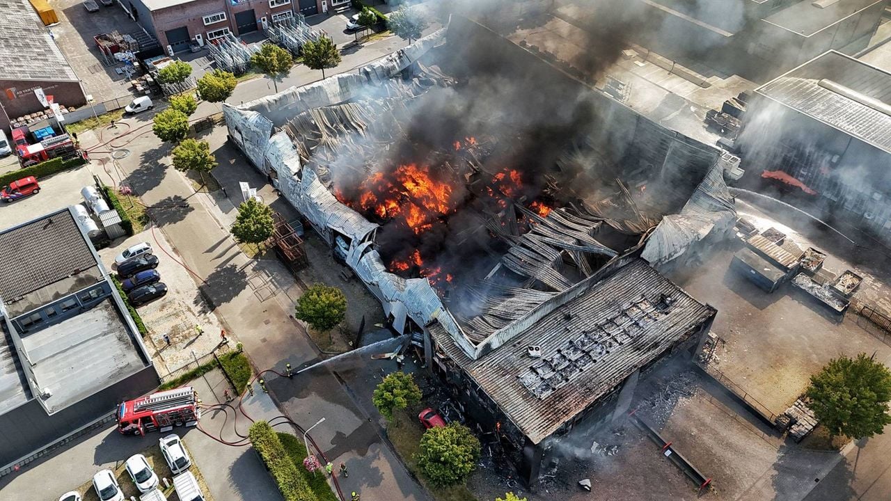 De brandweer laat het pand gecontroleerd uitbranden De ravage is groot (foto: Toby de Kort/Persbureau Heitink).
