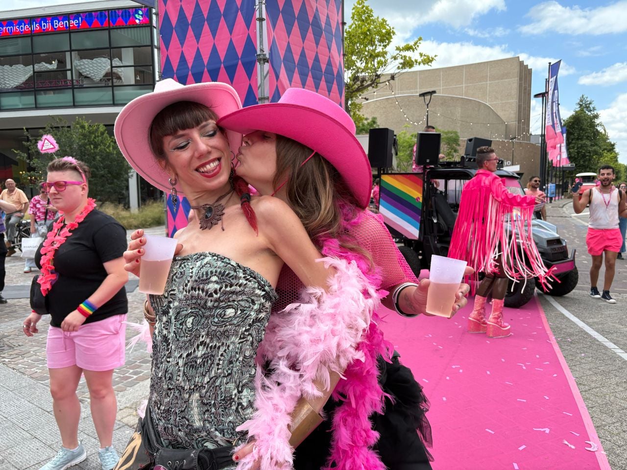 Angelica en Paola vieren samen Roze Maandag.
