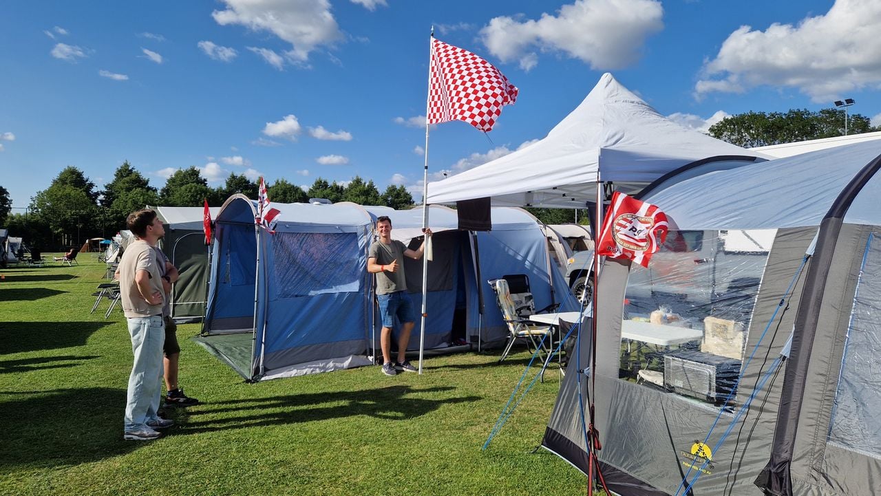 Trots hangen de drie broers de Brabantse vlag op (foto: Tom Berkers).