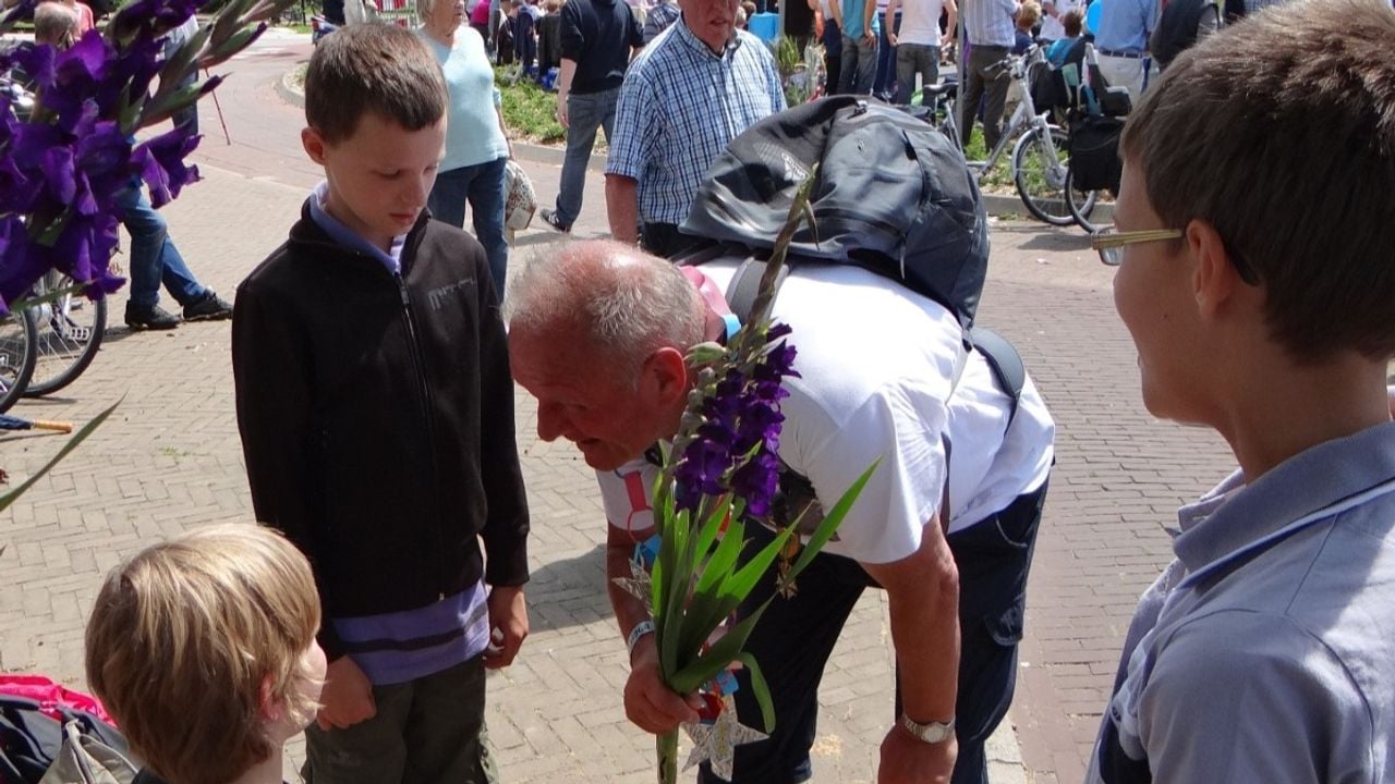 De opa van de drieling met Jasper (rechts) en Olaf (links) bij hem (foto: Familie Jong).