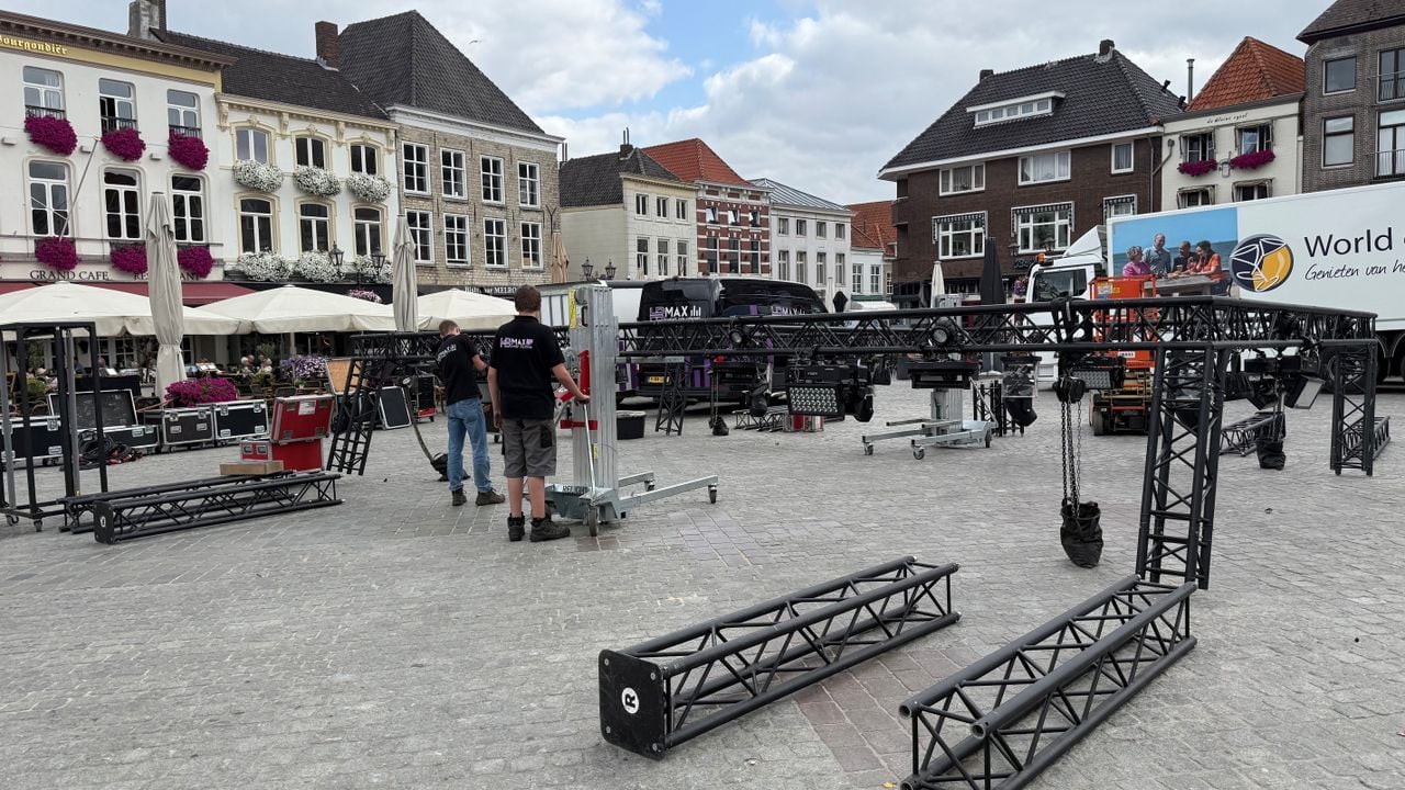Op de Grote Markt worden de voorbereidingen getroffen voor de Krabbenfoor (foto: Erik Peeters)