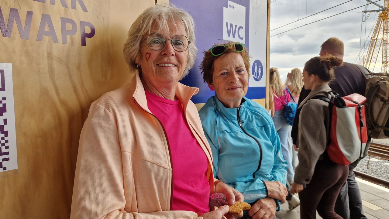 Hannie en Willy staan te wachten op de trein terug naar Brabant (foto: Tom Berkers).