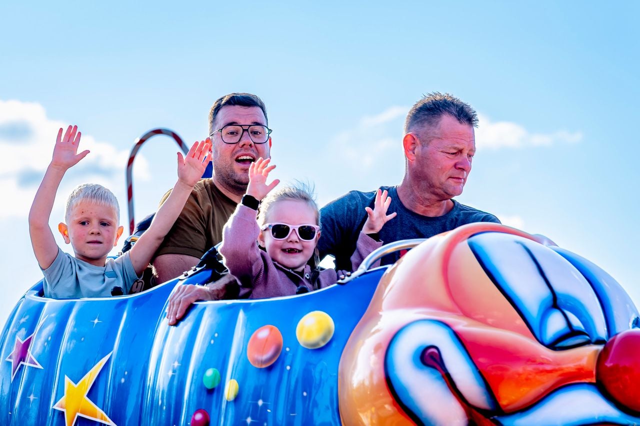 Handjes in de lucht (foto: Caroline van Leusden/Eye4images).