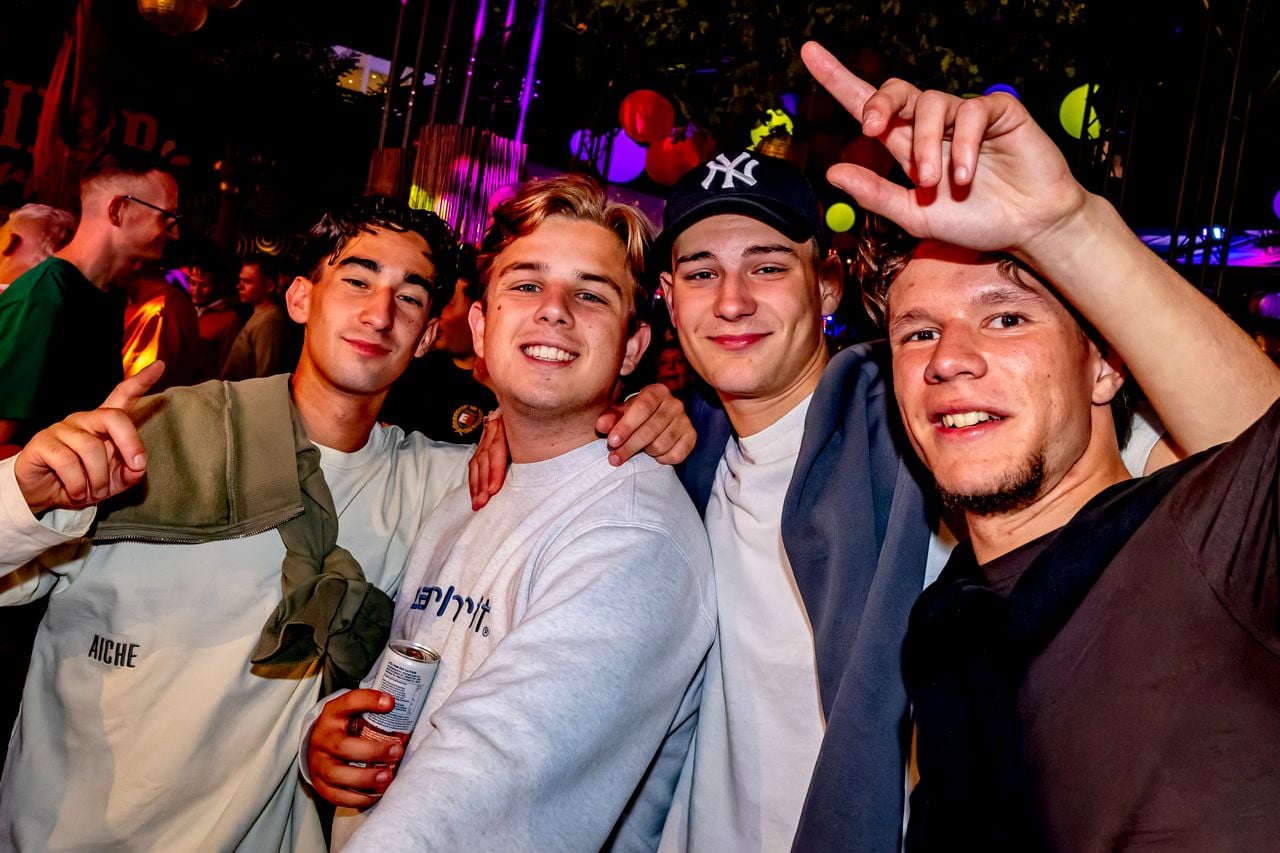 Ook voor deze jongens is het een feestje (foto: Caroline van Leusden/Eye4images).