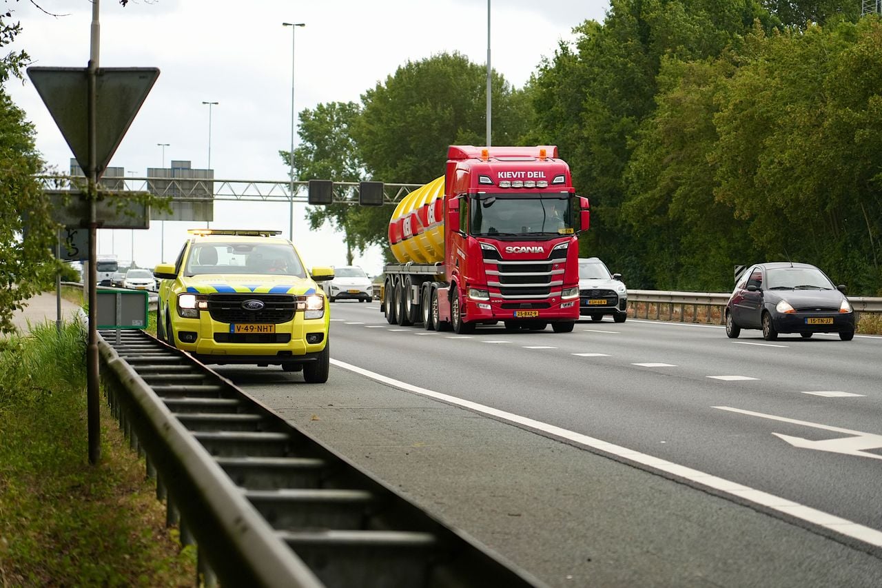 Rijkswaterstaat langs de weg. Of ze boetes uitdelen willen ze niet zeggen (foto: Jeroen Stuve / Persbureau Heitink).