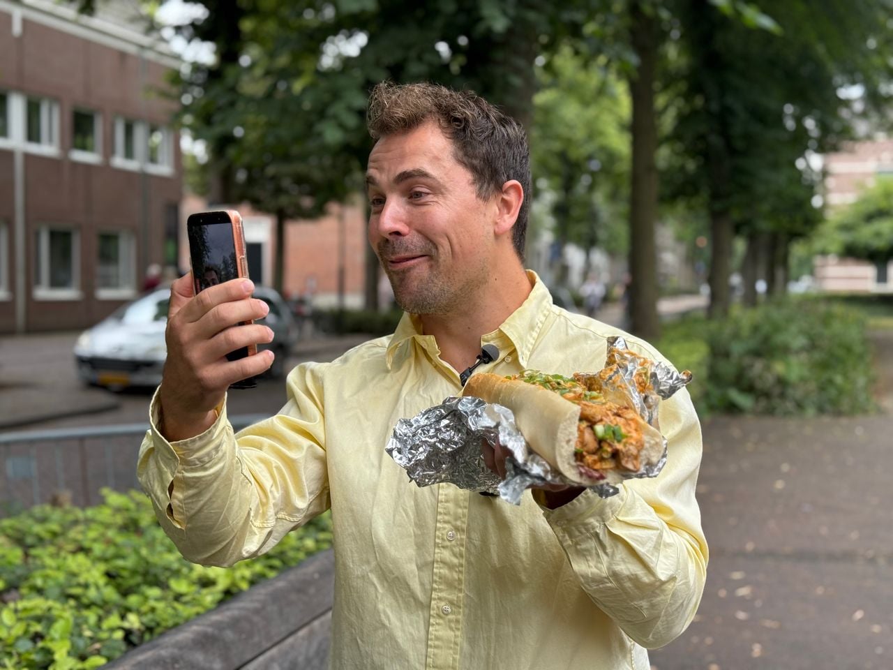 Bastiaan test broodjes op Tik Tok en Instagram (foto: Jos Verkuijlen).