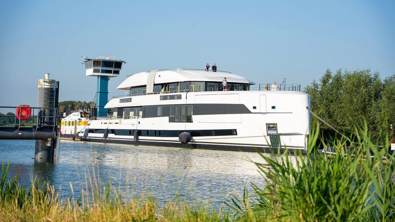 Het superjacht met de naam 'Project Setteesettanta' biedt ruimte aan twaalf gasten (foto: Gabor Heeres / SQ Vision). 