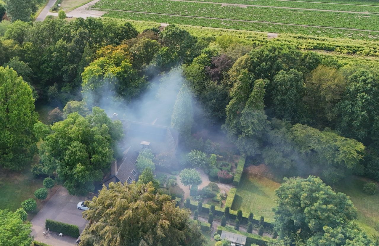 Brand woedde vlakbij een huis in Haaren (foto: Bart Meesters / Persbureau Heitink). 