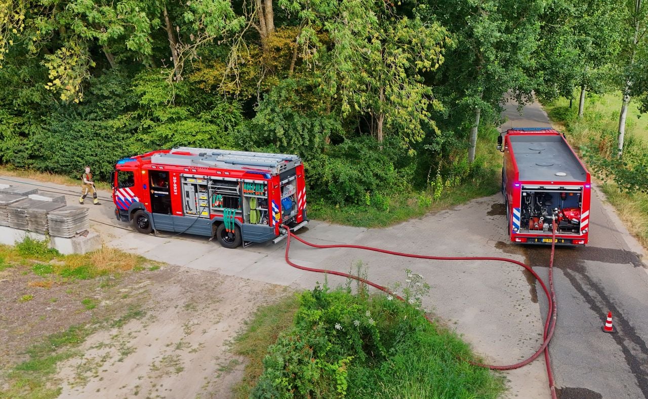 Brand woedde vlakbij een huis in Haaren (foto: Bart Meesters / Persbureau Heitink). 