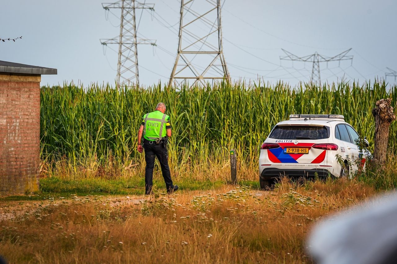 De politie zocht in de omgeving naar de overvallers (foto: SQ Vision). 