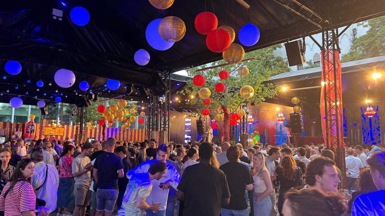 Ook op dinsdagavond is het er erg druk (foto: Pieter Soethout).